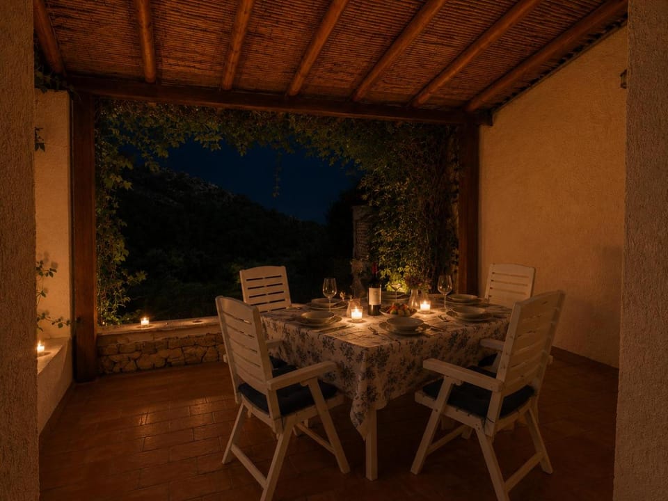 Property building, Balcony/Terrace, Dining area