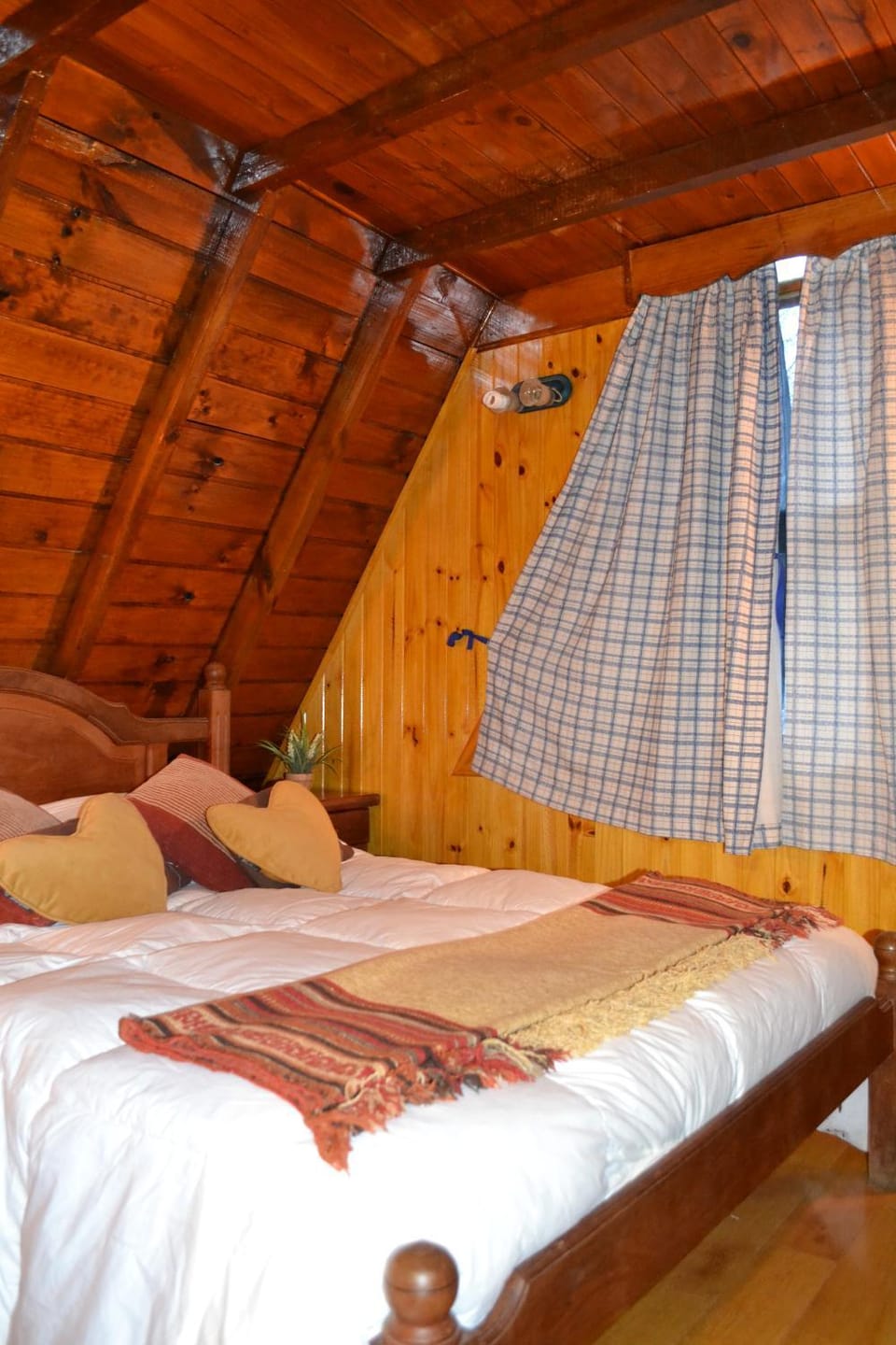 Bed, Photo of the whole room, Decorative detail, Bedroom, Garden view