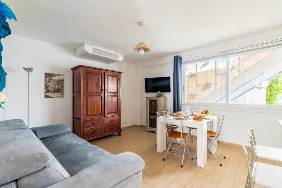 TV and multimedia, Living room, Dining area, air conditioner