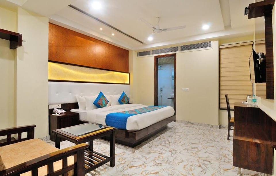 Bed, TV and multimedia, air conditioner