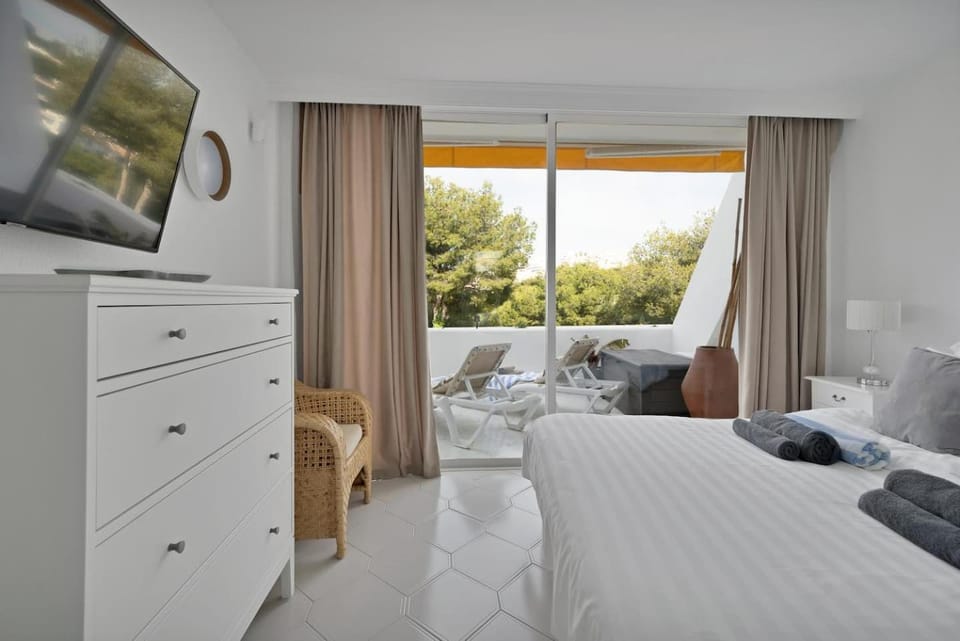 Bed, TV and multimedia, View (from property/room), Bedroom, towels