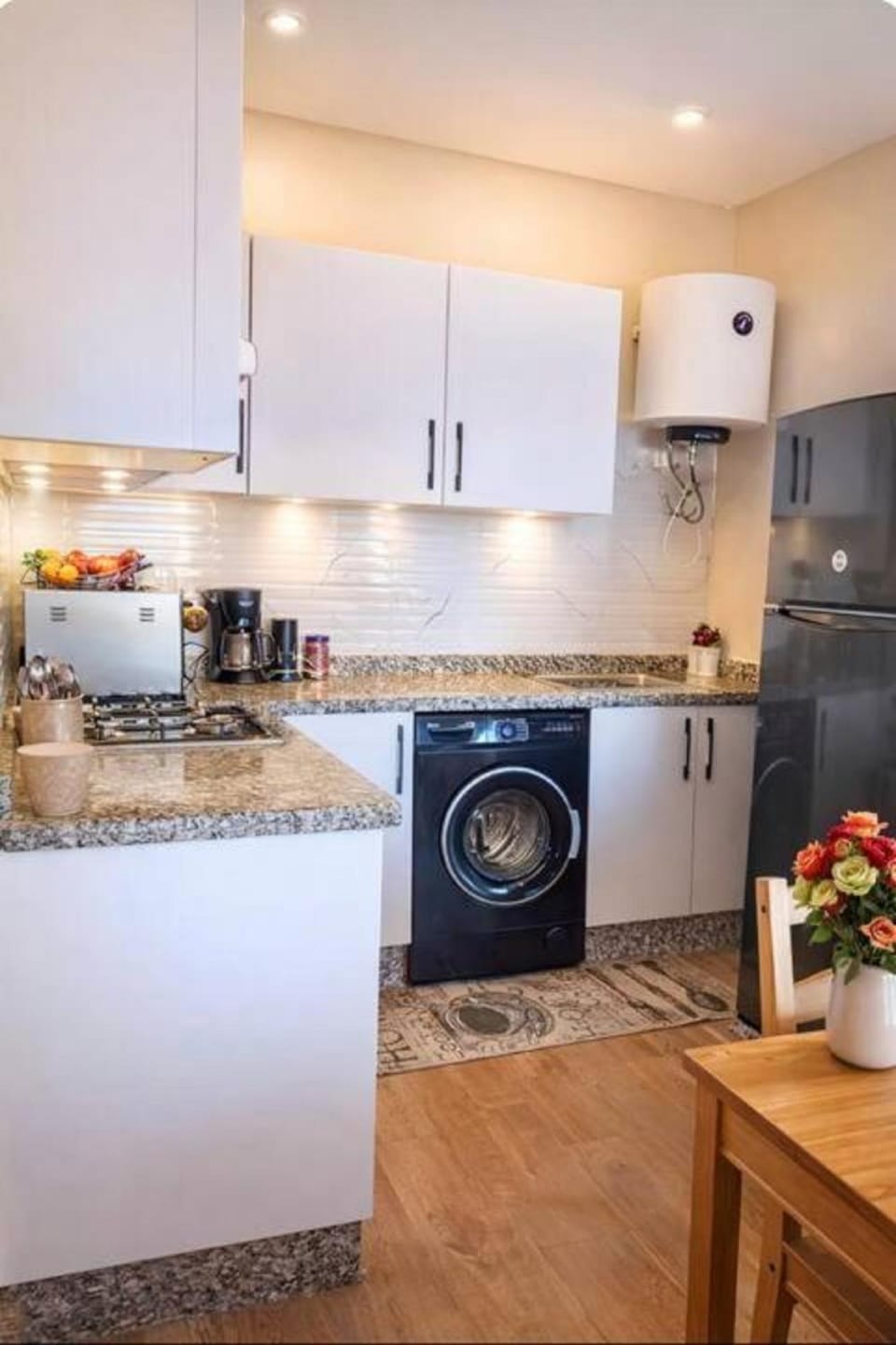 Coffee/tea facilities, Kitchen or kitchenette, oven, stove, toaster, washing machine