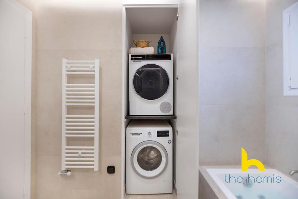 Grand APT with Whirpool & Fireplace Near Beach Apartment in South Athens