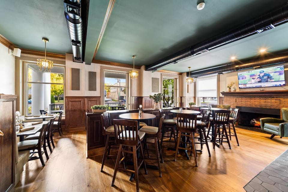 Restaurant/places to eat, Lounge or bar