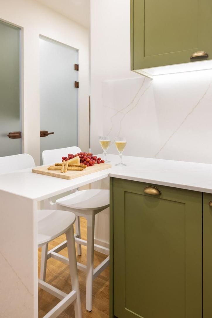 Romantic Getaway w Whirlpool & Fireplace Apartment in Athens