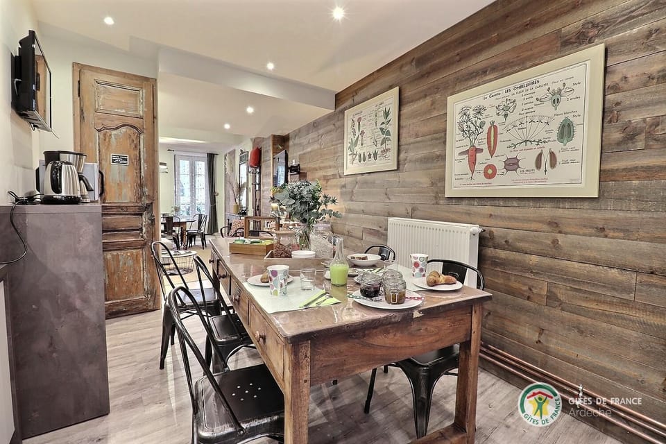 Property building, Dining area, Breakfast, kitchen