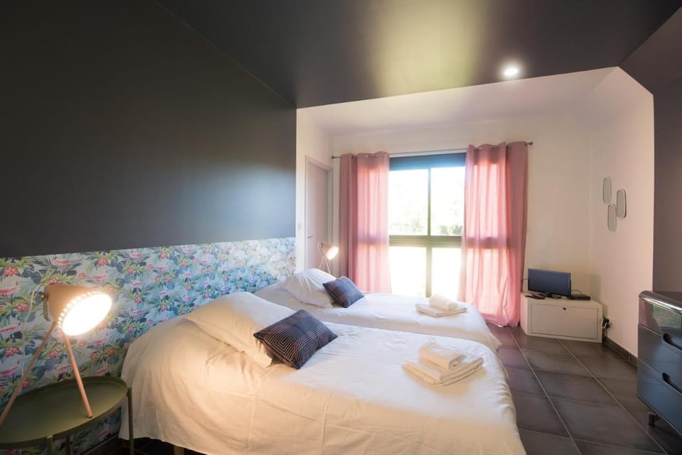 Photo of the whole room, Bedroom