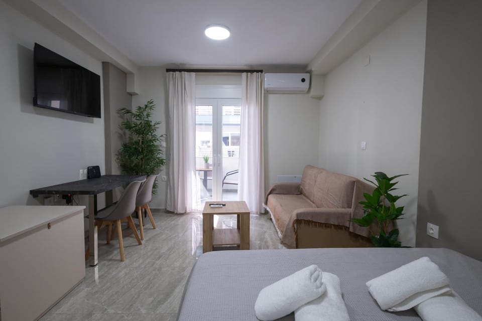 Communal lounge/ TV room, Bed, TV and multimedia, Living room, Photo of the whole room, Seating area, Bedroom, towels, air conditioner
