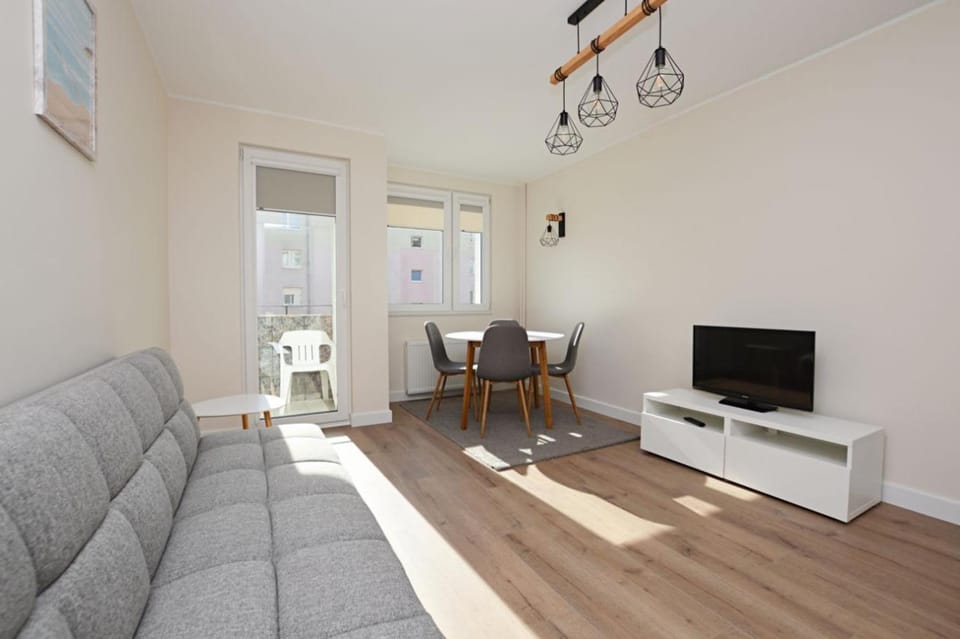 TV and multimedia, Living room, Seating area, Evening entertainment