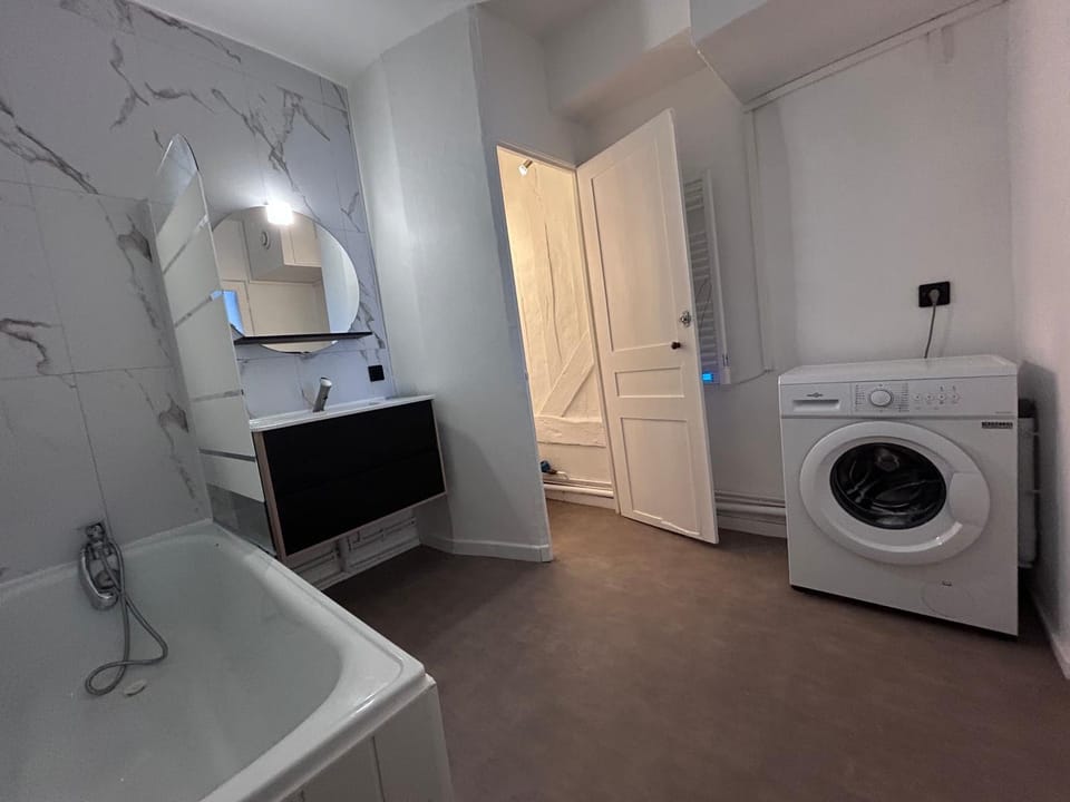 Bathroom, washing machine