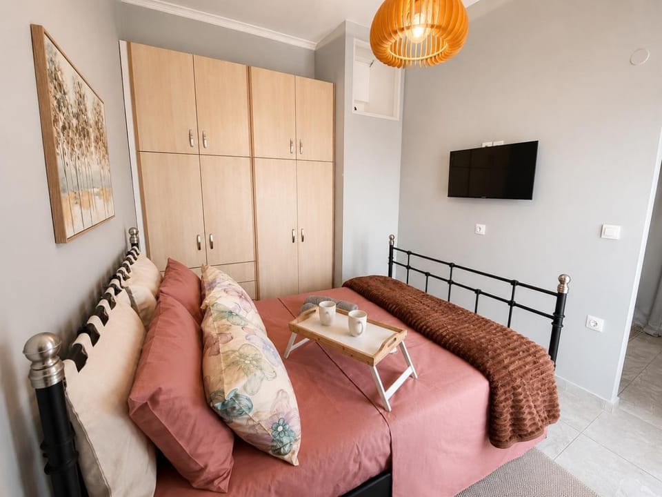 Bed, TV and multimedia, Photo of the whole room, Bedroom, wardrobe