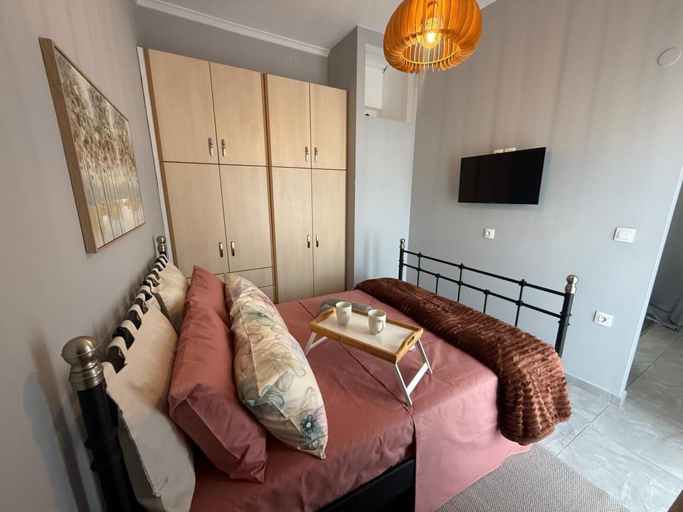 Bed, TV and multimedia, Seating area, Bedroom