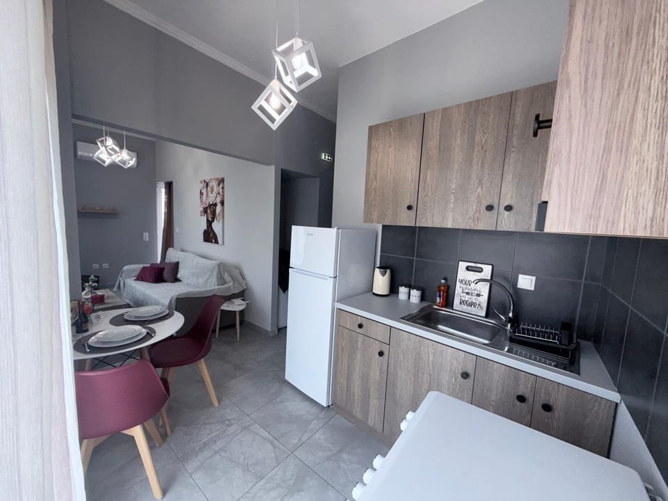 Coffee/tea facilities, Kitchen or kitchenette, Living room, Seating area, Dining area