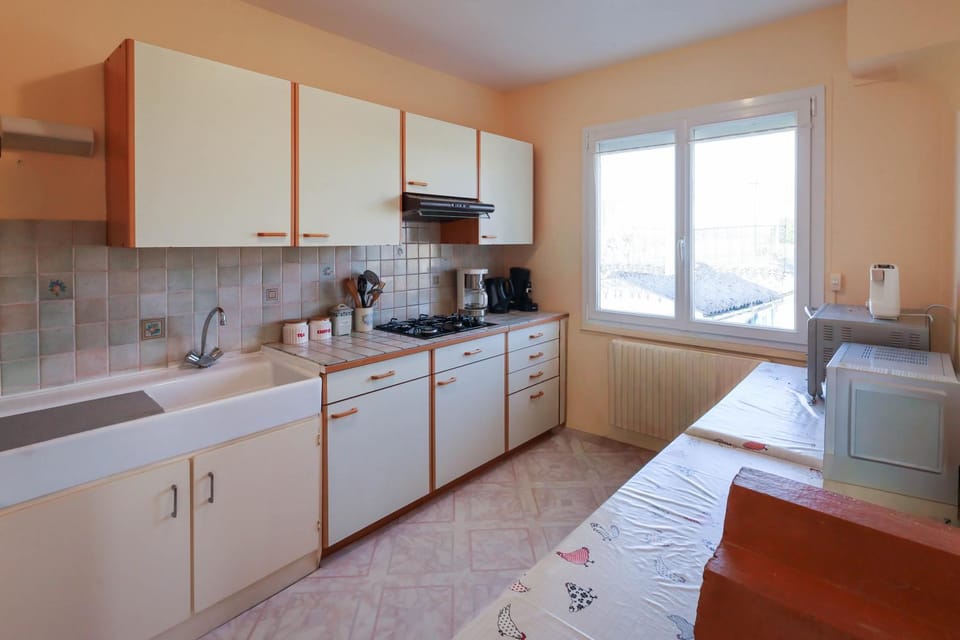 Coffee/tea facilities, Kitchen or kitchenette, oven, pet friendly, stove