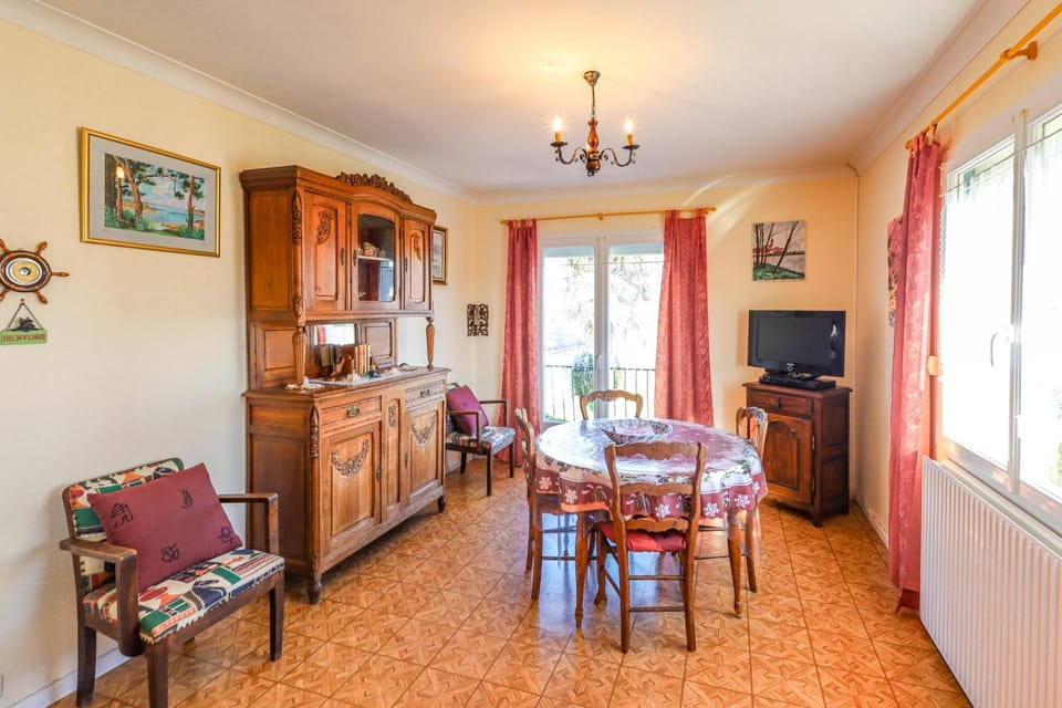 Communal lounge/ TV room, TV and multimedia, Living room, Seating area, Dining area