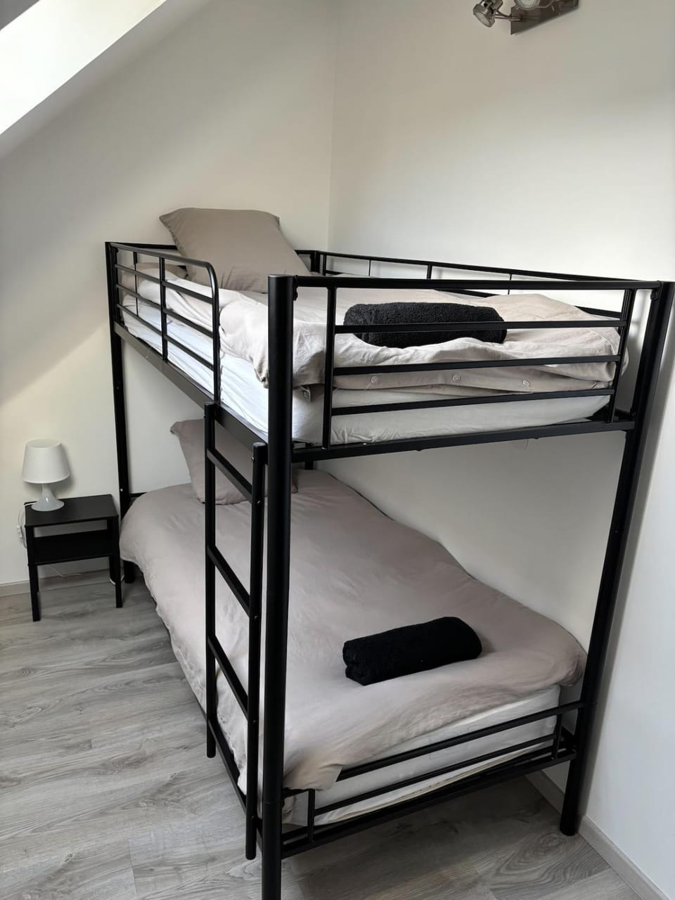 Bedroom, bunk bed