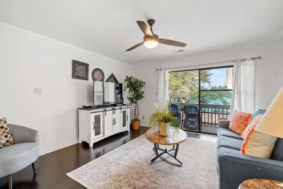 TV and multimedia, Balcony/Terrace, Living room, Seating area, furniture