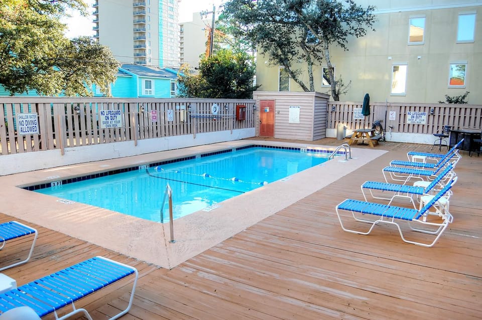 Day, Neighbourhood, Seating area, Swimming pool