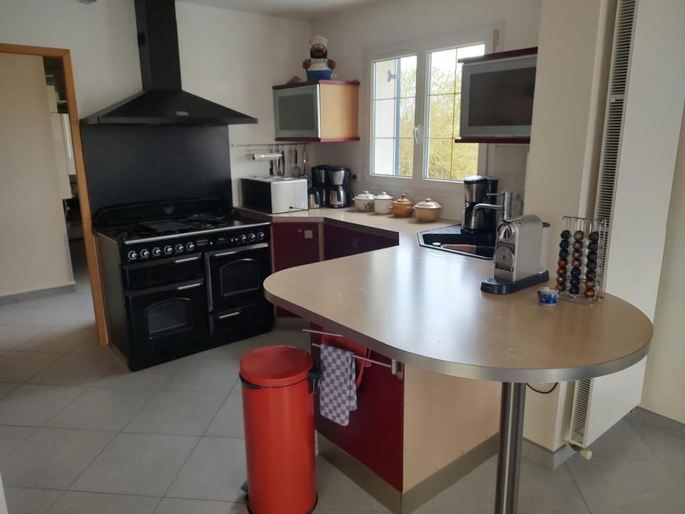 Coffee/tea facilities, Kitchen or kitchenette, dishwasher, oven