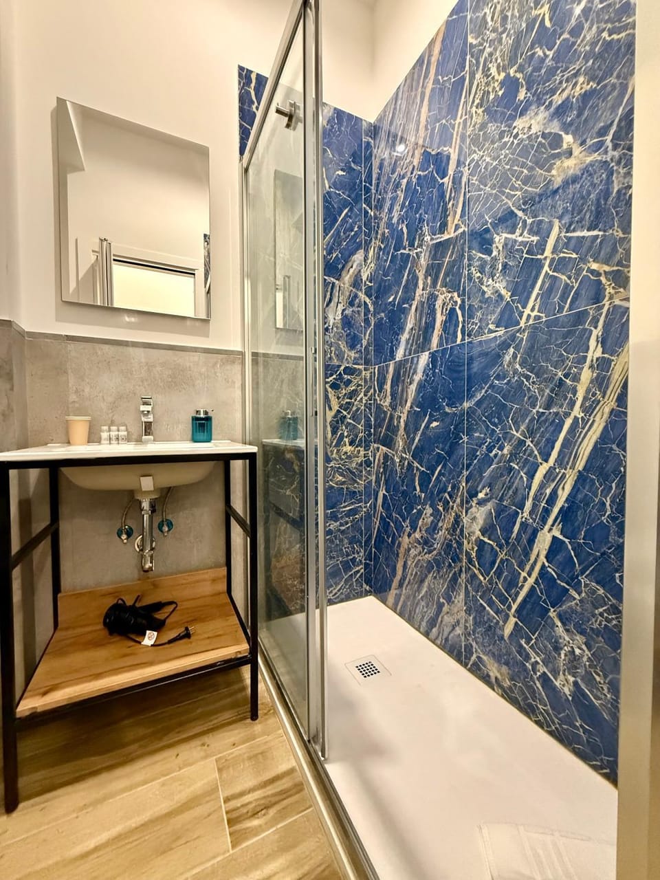 Sixtyfour Guest House - Free Parking Bed and Breakfast in Genoa