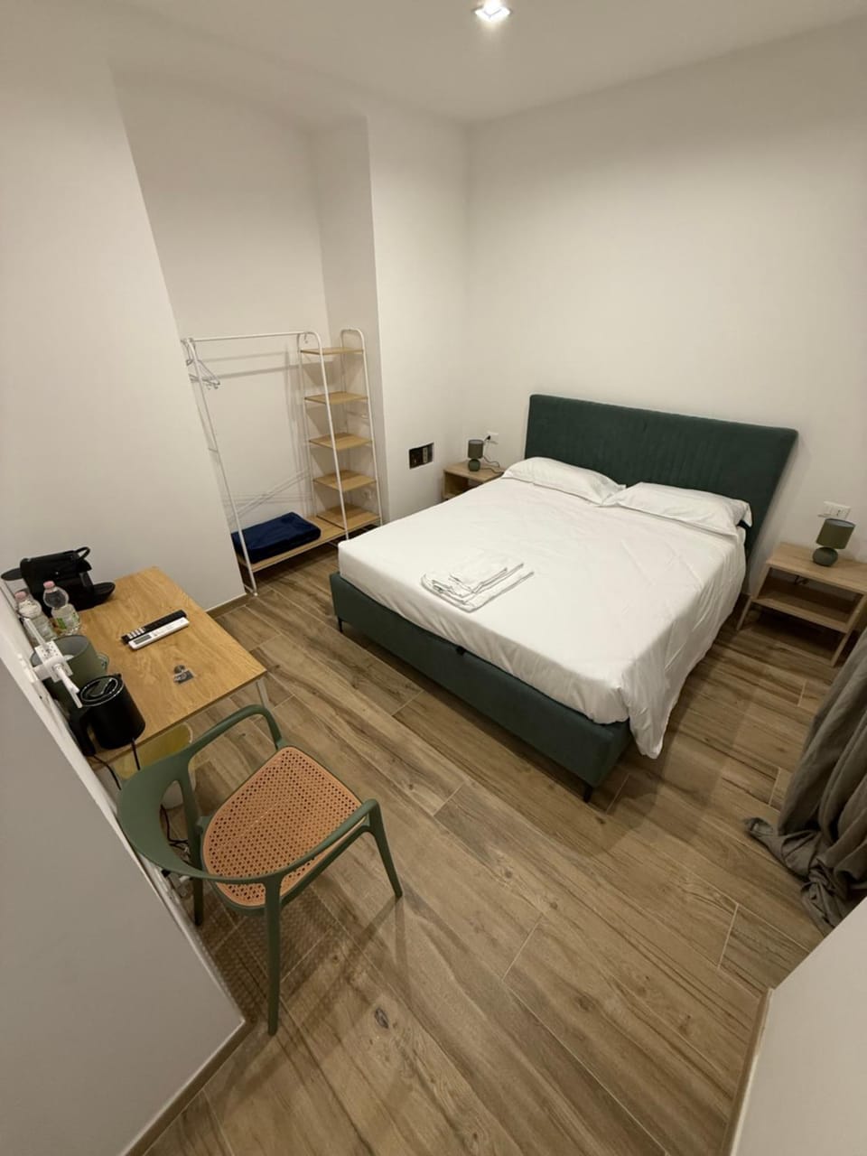 Bed, Photo of the whole room, Seating area, Bedroom