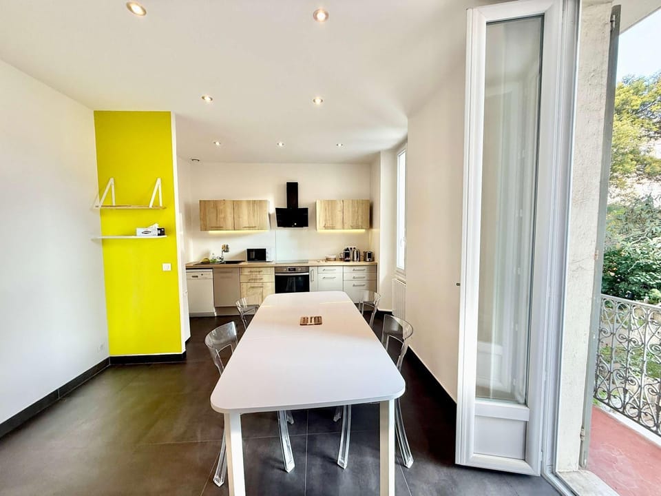 Kitchen or kitchenette, Dining area