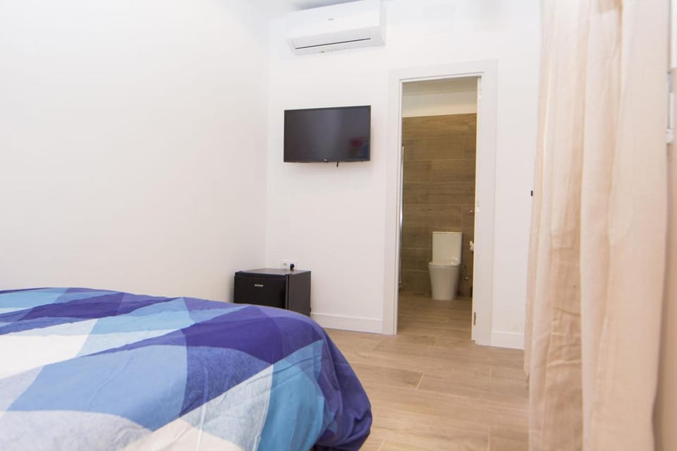 Double room with private bathroom in Alicante 3 Bed and Breakfast in Alicante