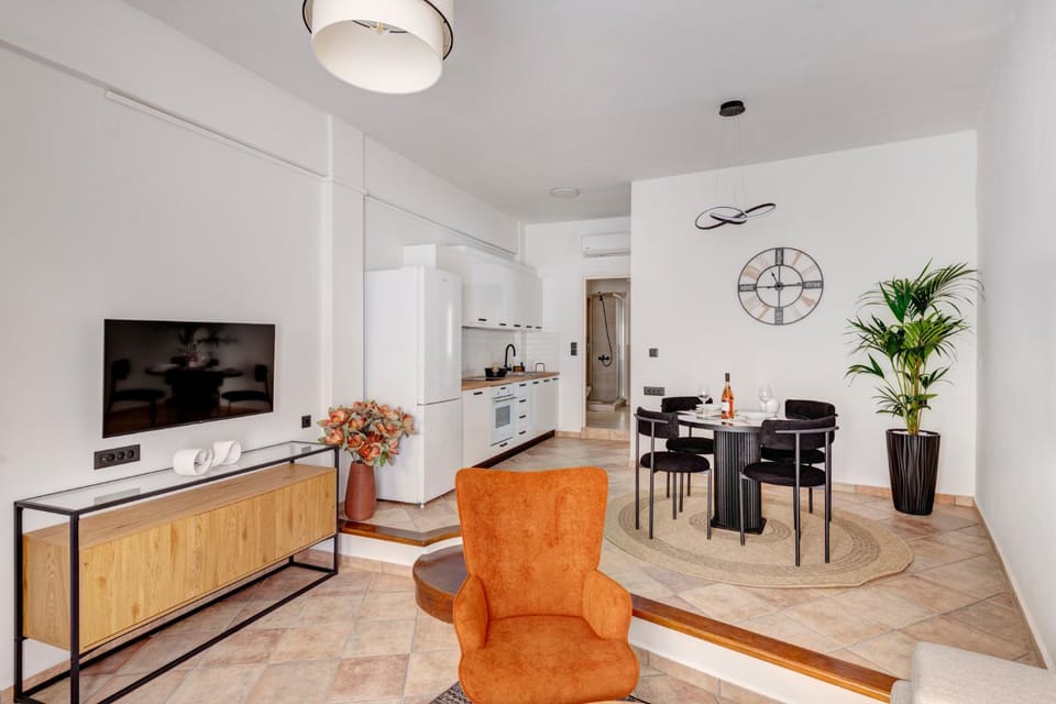 TV and multimedia, Kitchen or kitchenette, Living room, Seating area, Dining area, Evening entertainment