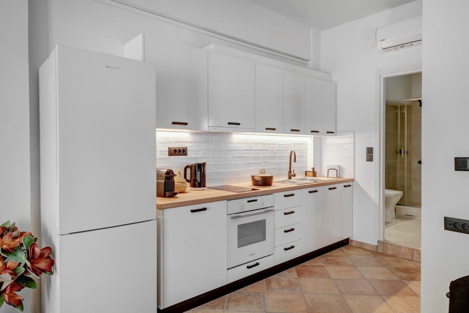 Kitchen or kitchenette, minibar, stove