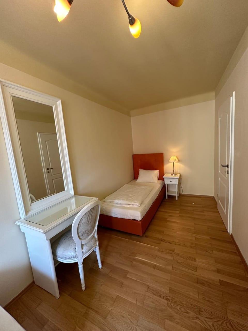 3BR, 5 Beds, Sofa 2P, 5min U4,U6 Schönbrunn Apartment in Vienna