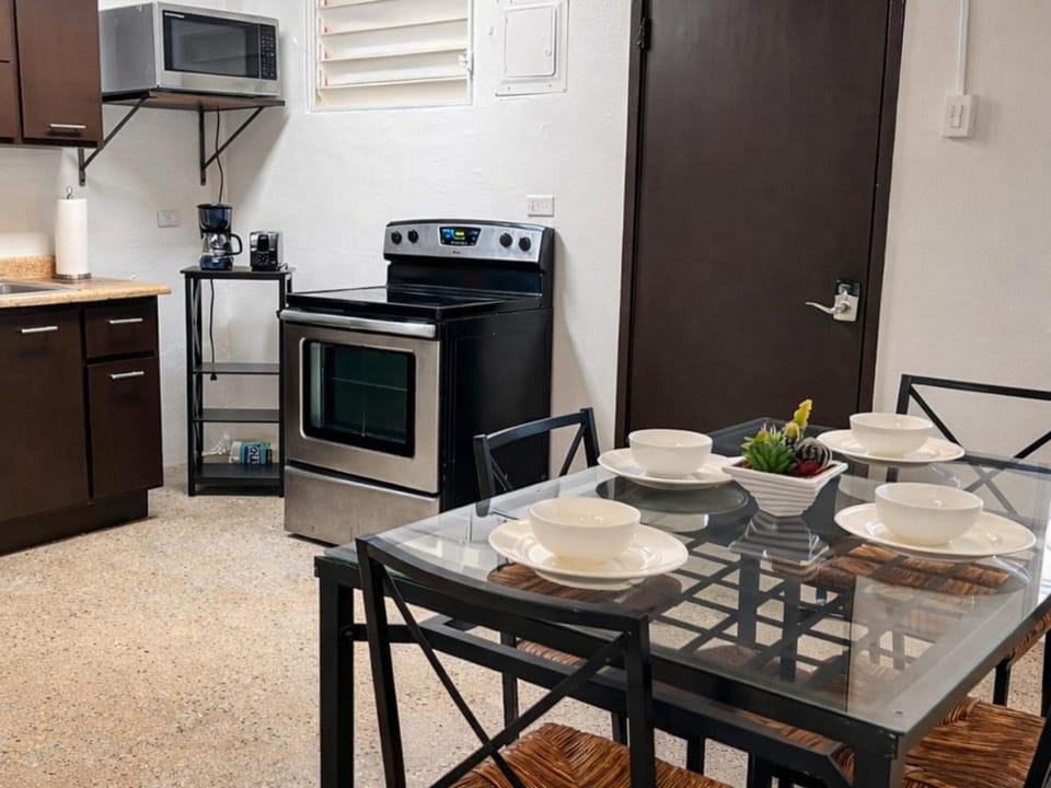 Kitchen or kitchenette, Dining area, oven