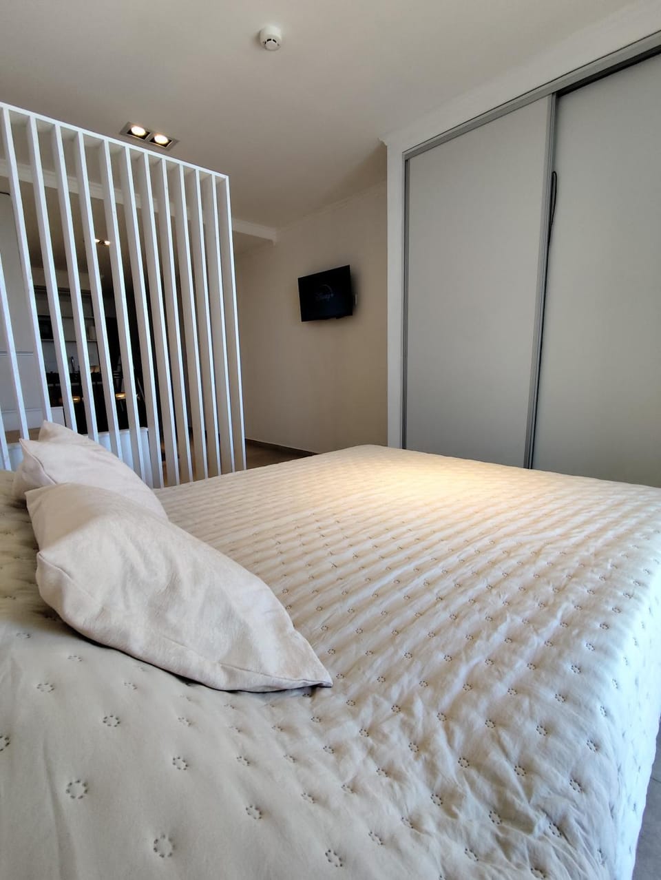 Bed, TV and multimedia, Photo of the whole room, Bedroom