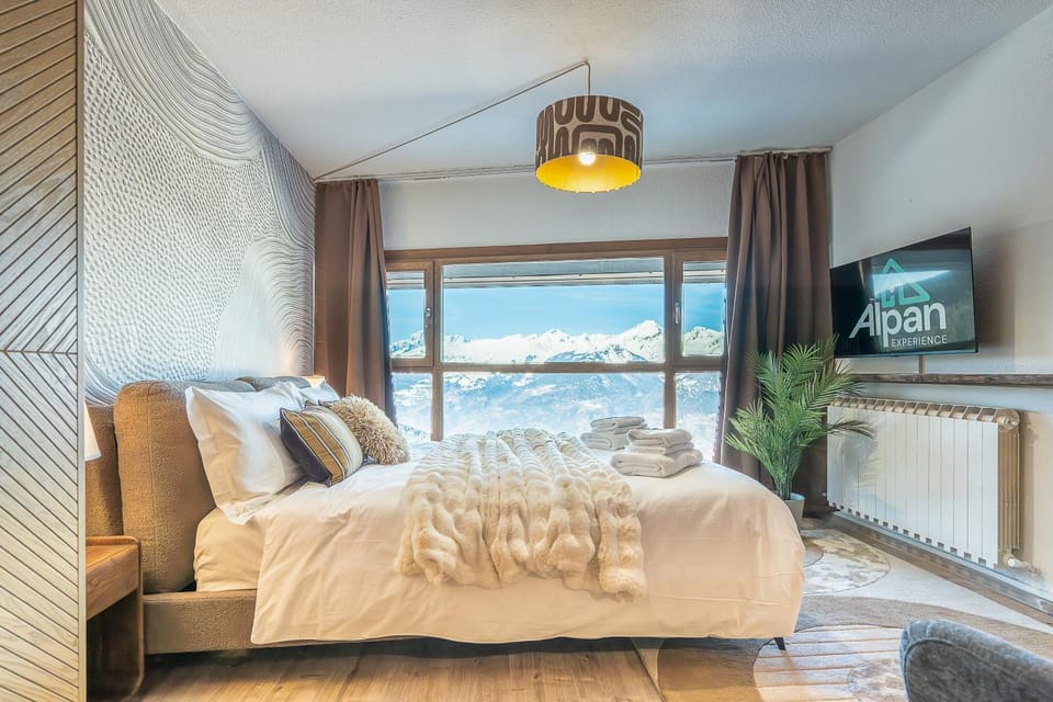 Communal lounge/ TV room, Bed, Natural landscape, TV and multimedia, Photo of the whole room, Evening entertainment, Bedroom, Mountain view