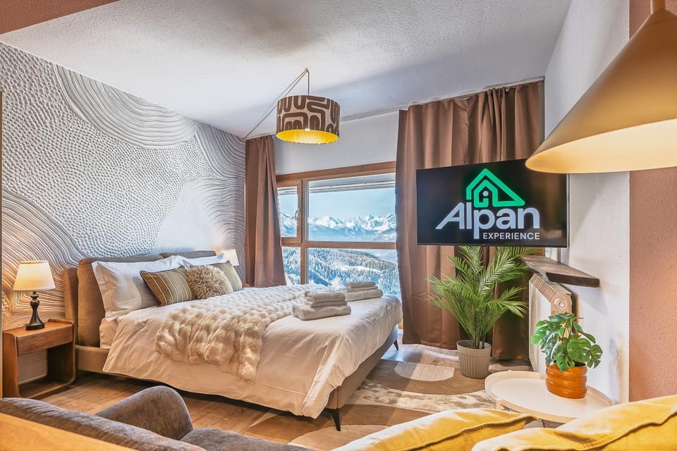 Bed, TV and multimedia, Photo of the whole room, Bedroom, Mountain view, towels