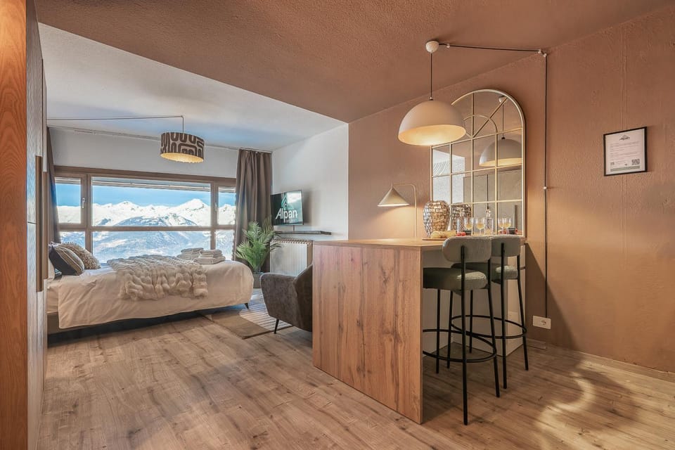 Bed, Kitchen or kitchenette, Photo of the whole room, Dining area, Bedroom