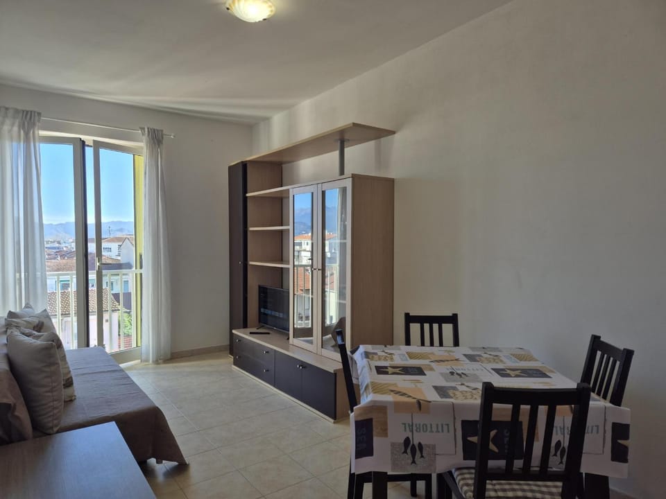 Bed, TV and multimedia, Living room, Seating area, Dining area