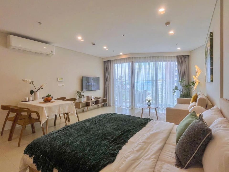 Bed, TV and multimedia, Living room, Photo of the whole room, Seating area, Bedroom