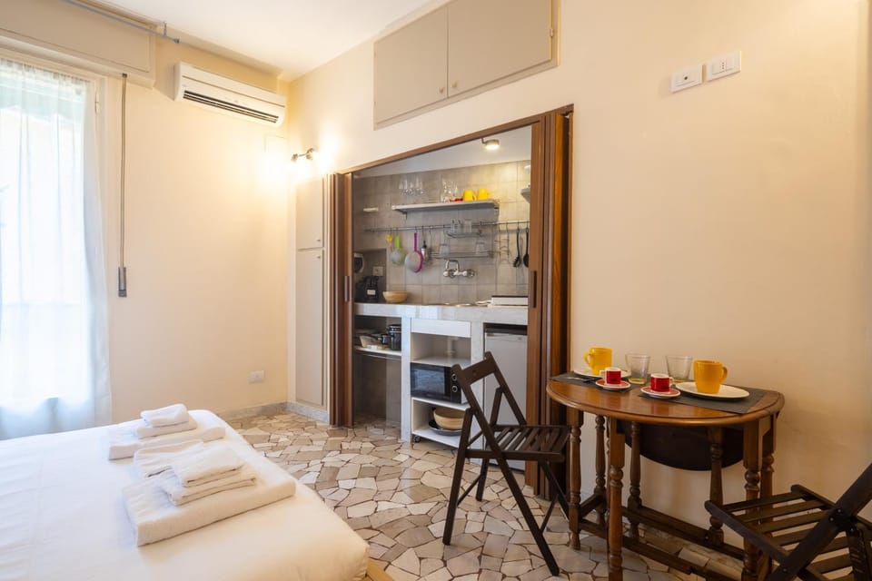 Bedroom, kitchen