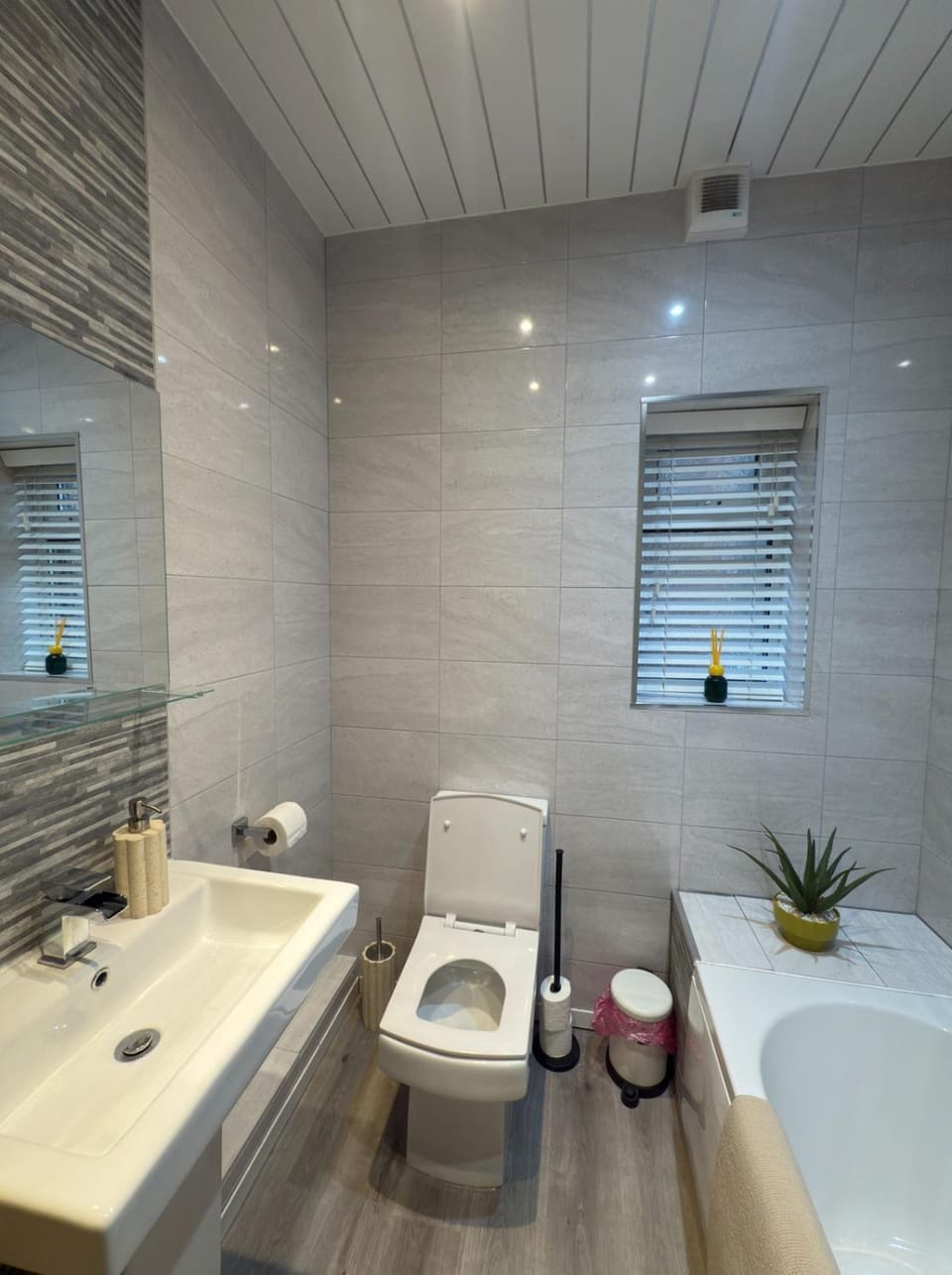 Sleeps 4, FREE Parking, Close to Old Trafford Apartment in Salford