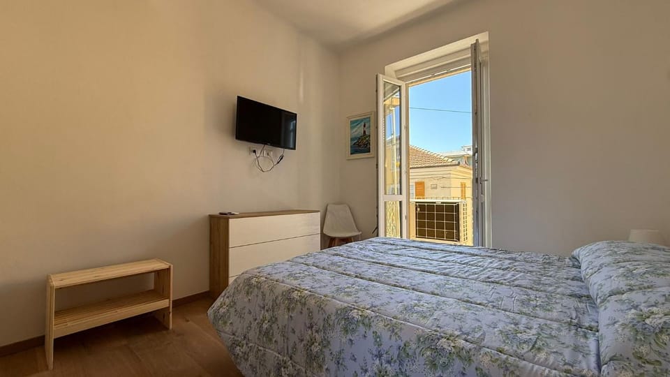 Property building, TV and multimedia, Balcony/Terrace, Bedroom, wardrobe