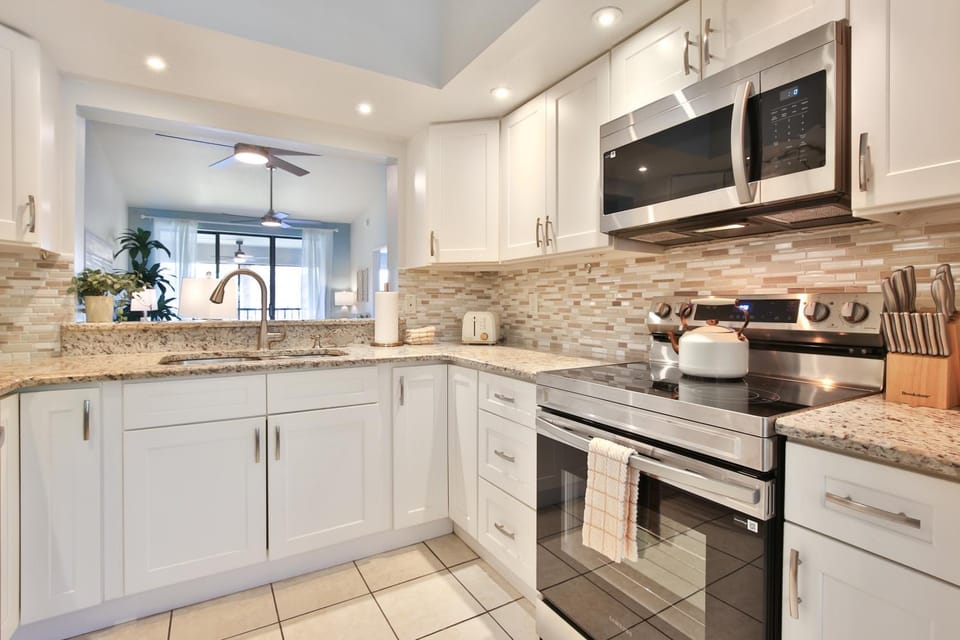 Kitchen or kitchenette, microwave, oven, stove