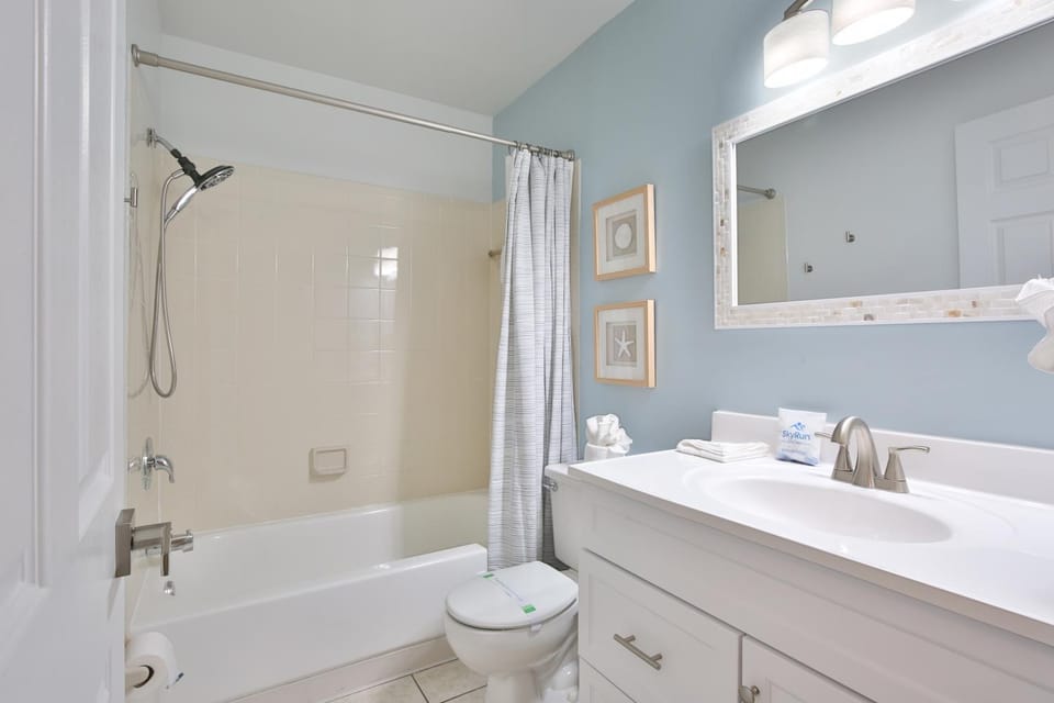 Shower, Toilet, Bathroom, Bath, towels