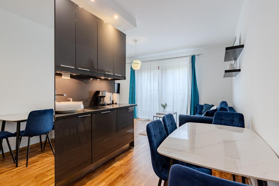 Kitchen or kitchenette, Living room, Seating area, Dining area