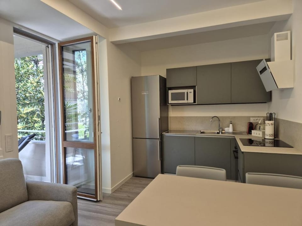 Coffee/tea facilities, Kitchen or kitchenette, Living room, Seating area, Dining area, oven, stove
