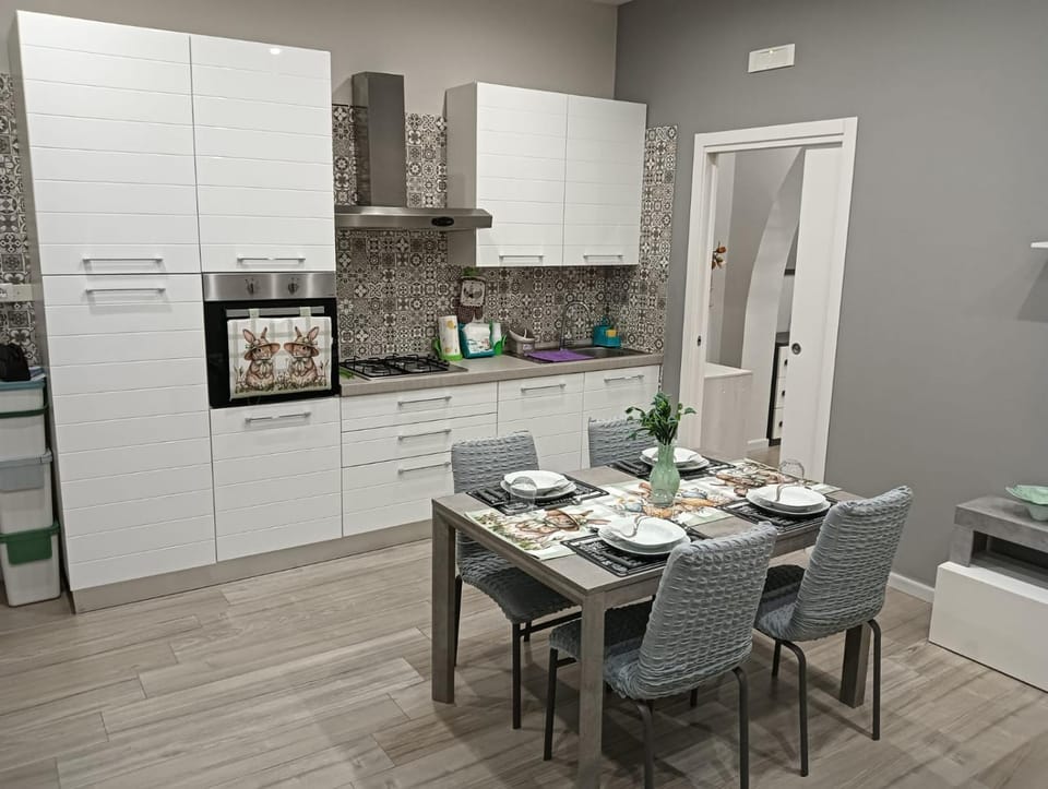Coffee/tea facilities, Kitchen or kitchenette, Dining area, oven, stove