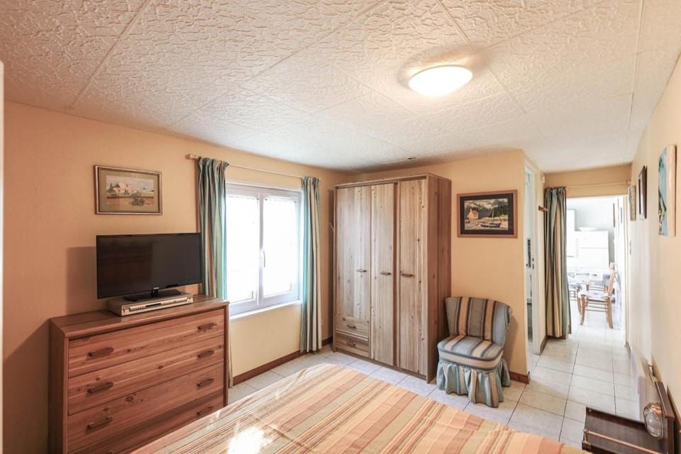 Bed, TV and multimedia, Evening entertainment, Bedroom