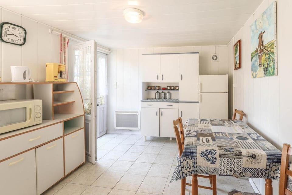 Dining area, oven, pet friendly, stove, toaster