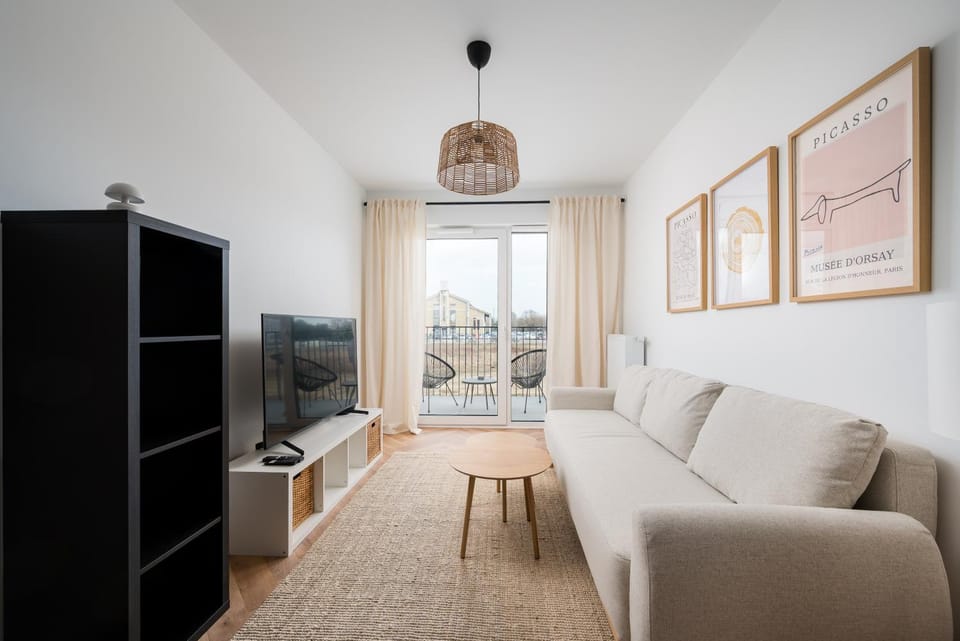 TV and multimedia, Living room, Seating area, Evening entertainment