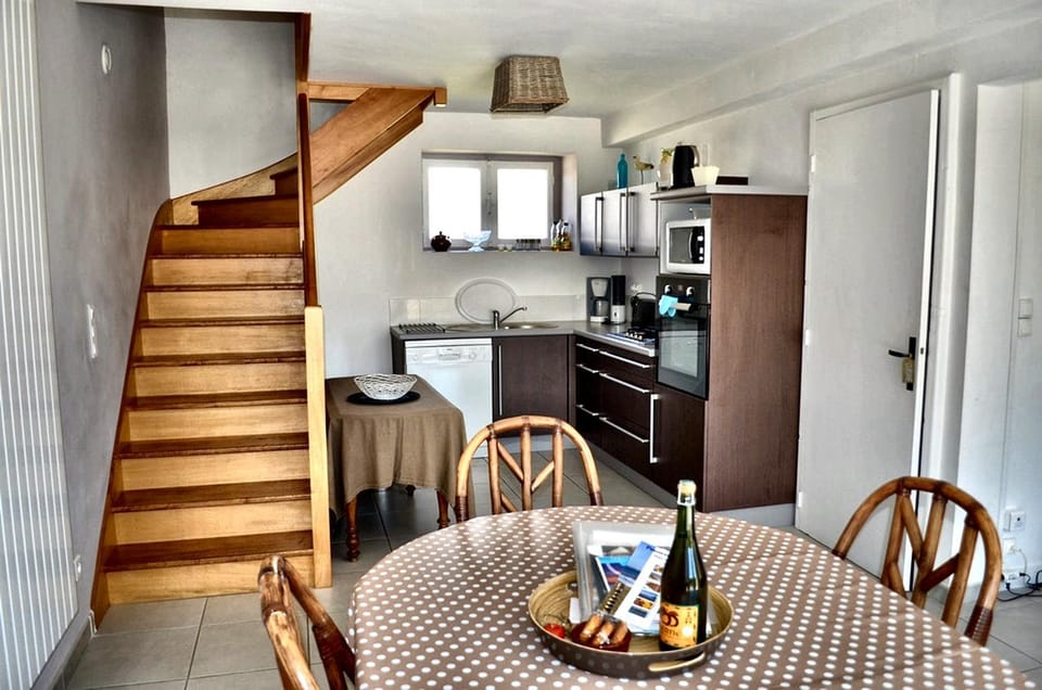 Dining area, kitchen