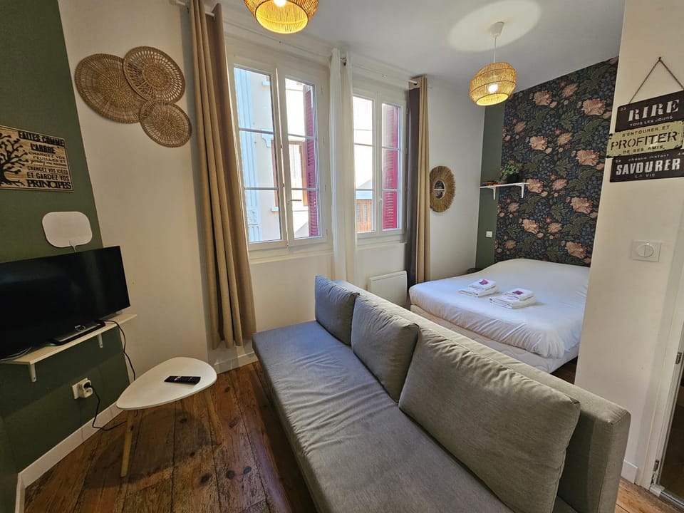 Castle Green - 2 Personnes - Château Fort Apartment in Lourdes